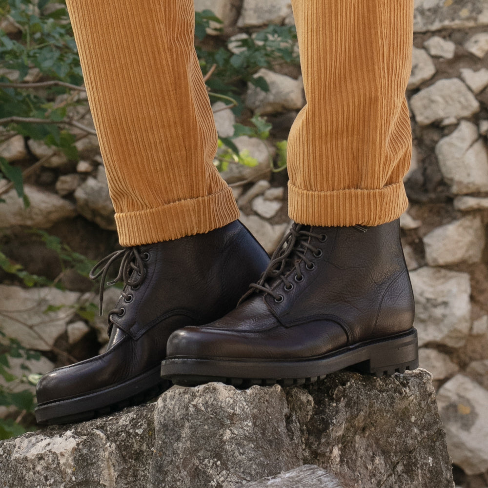 Stivaletto stringato in pelle testa di moro