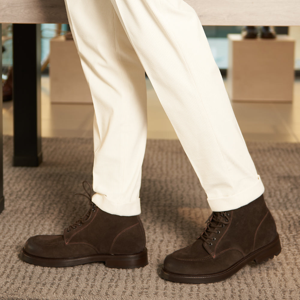 Stivaletto stringato in camoscio testa di moro