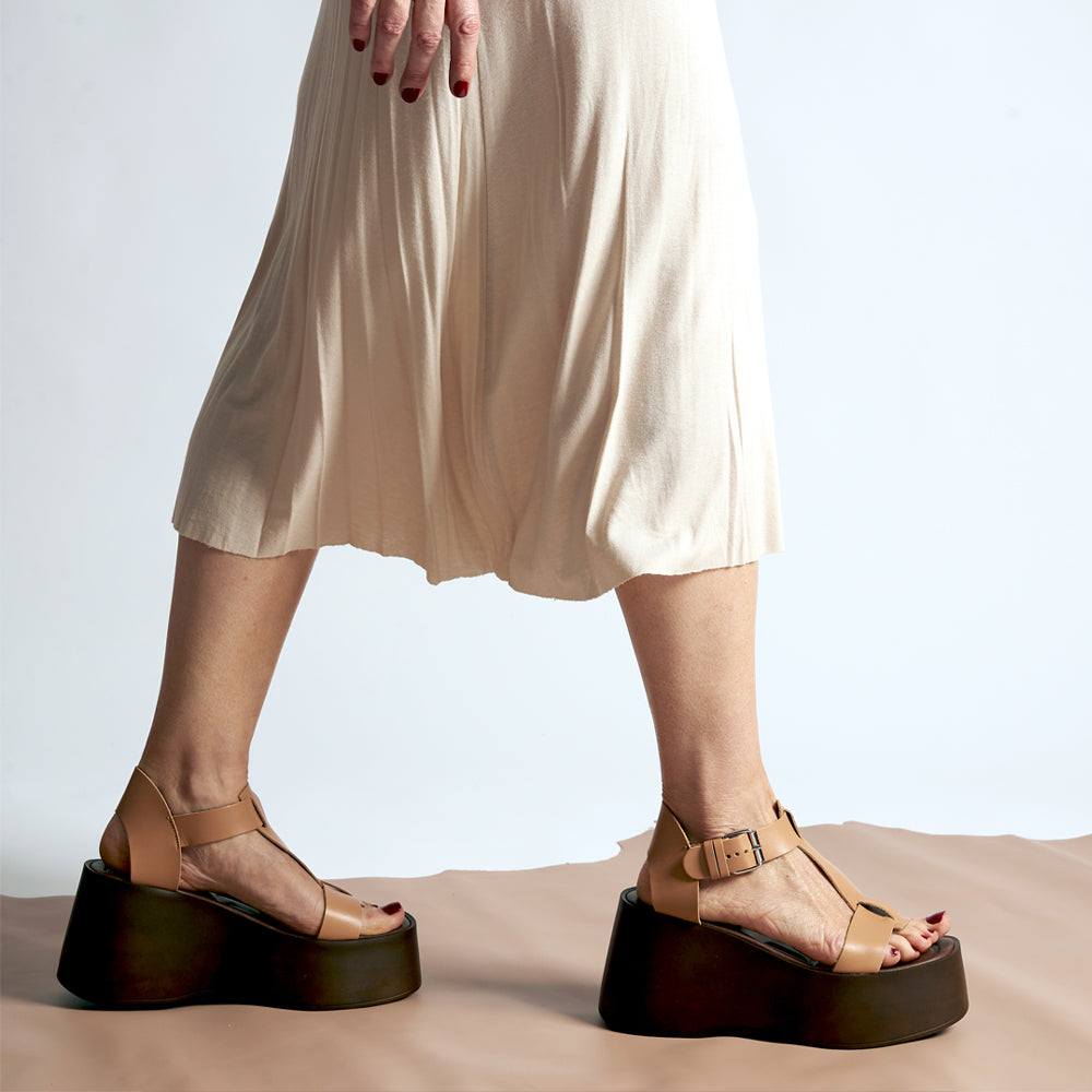 Sandali con zeppa in pelle cuoio