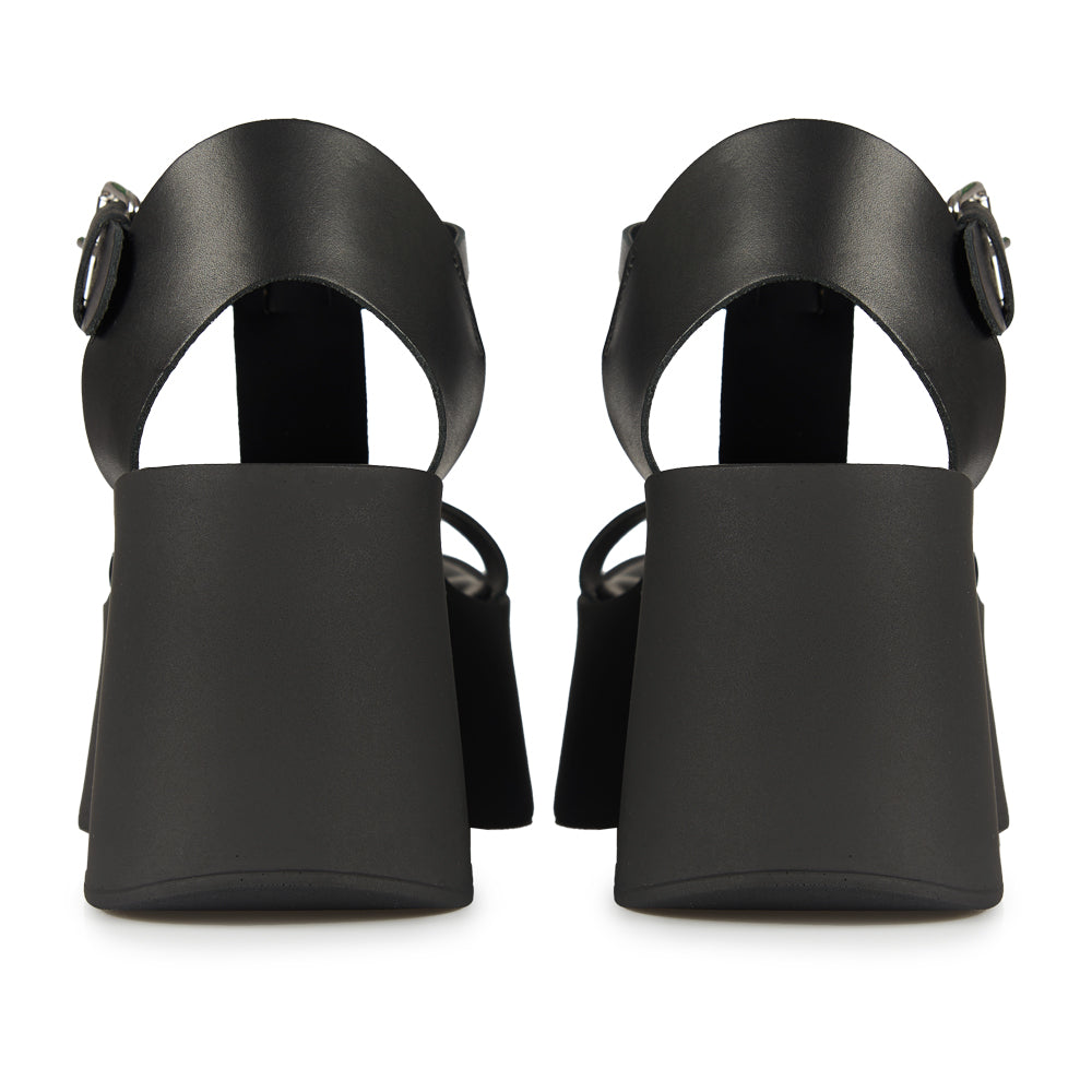 Sandali con zeppa in pelle nera