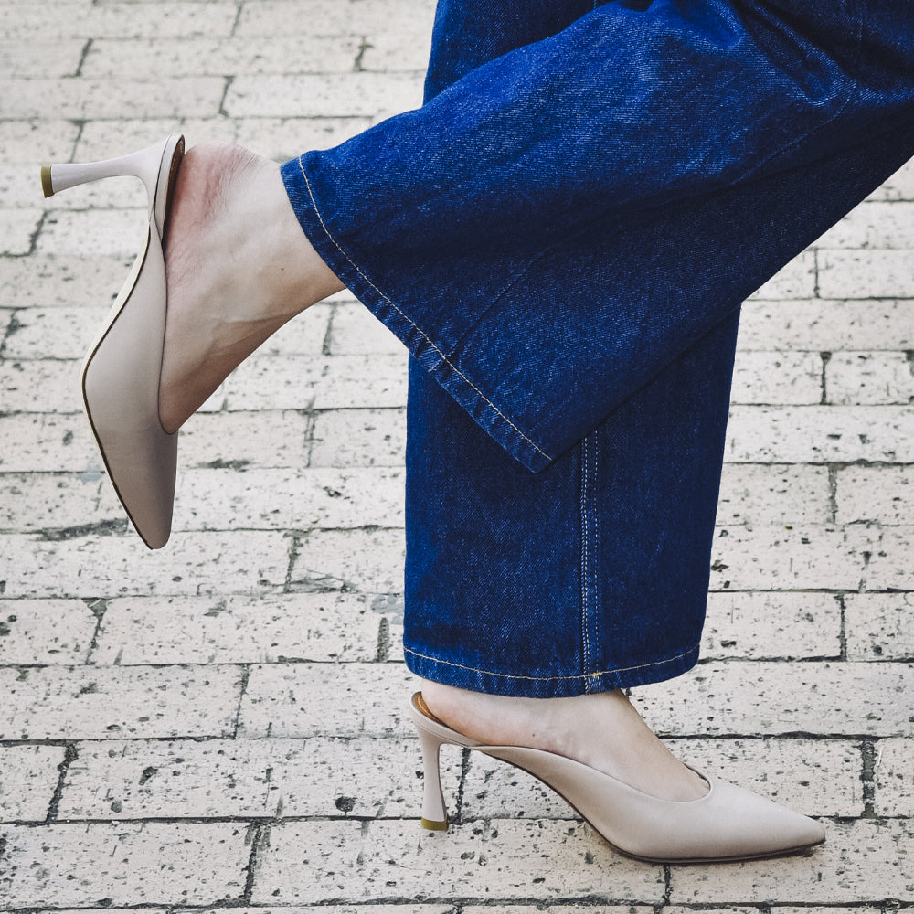 Milk leather clogs