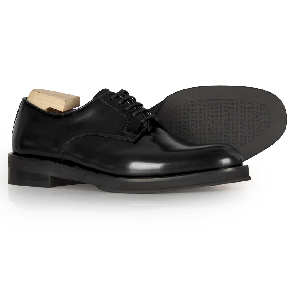 Stringate in pelle nera abrasivata