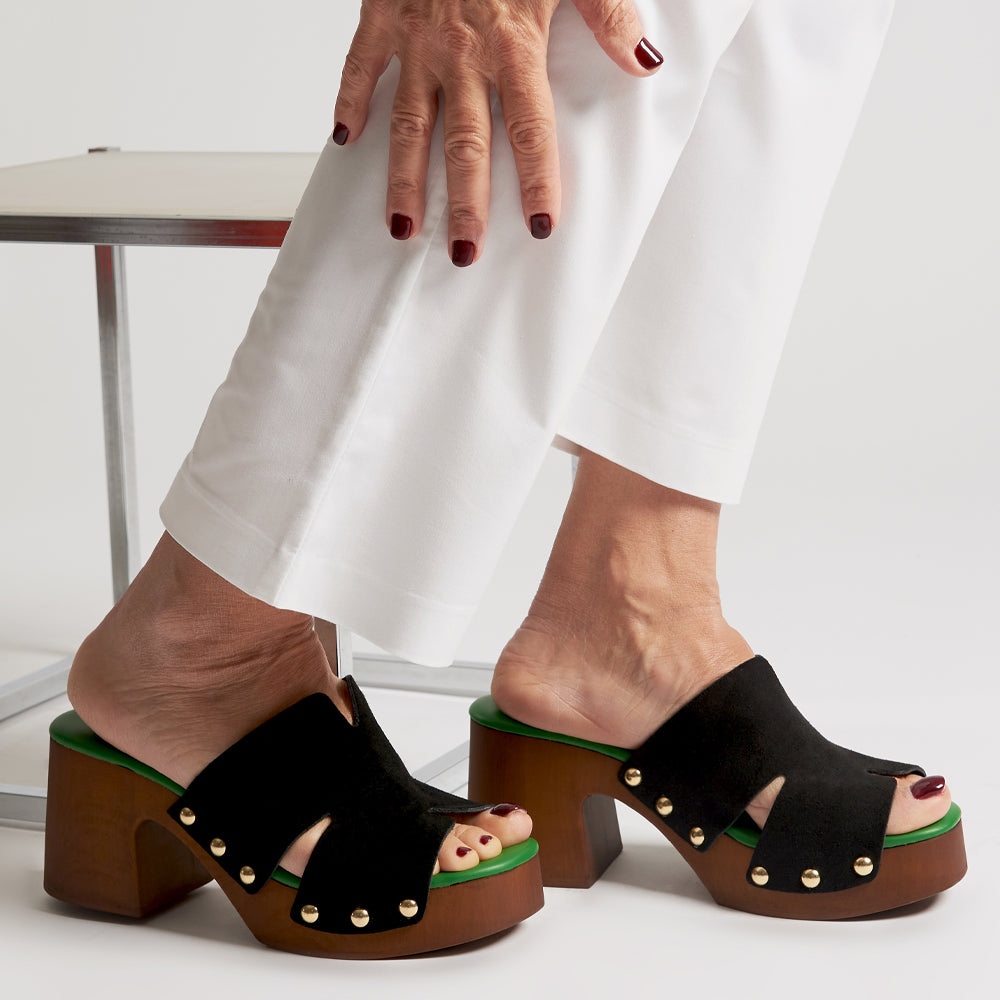 Zoccoli in pelle con tomaia in camoscio Nero