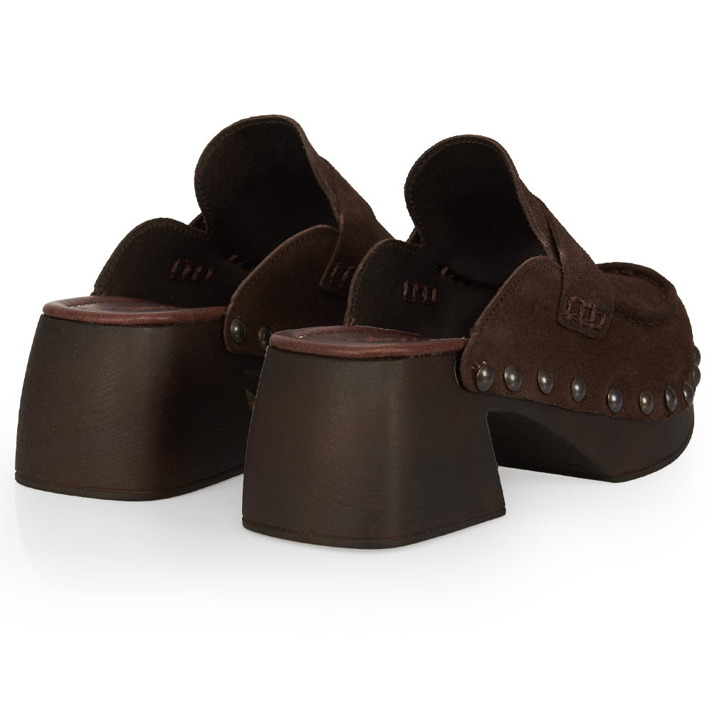 Sabots mocassins en daim marron foncé