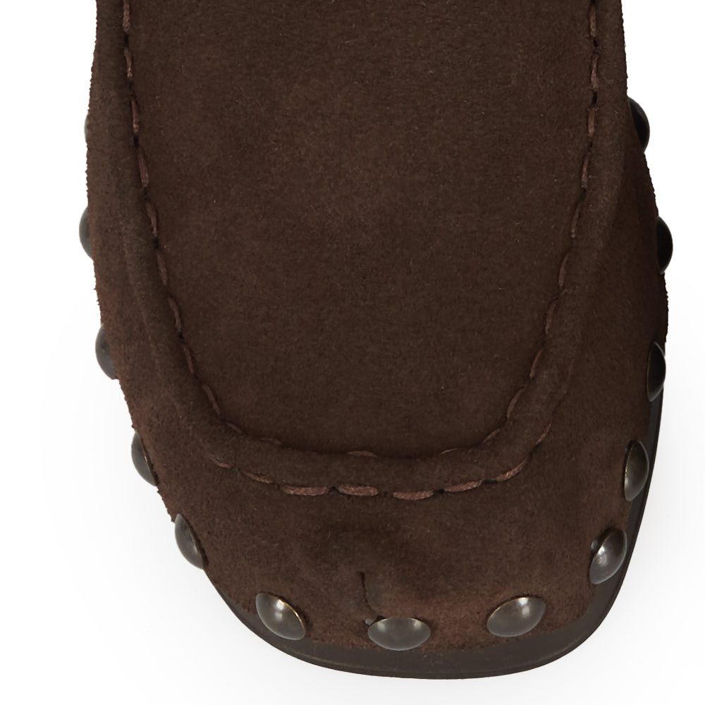 Sabots mocassins en daim marron foncé
