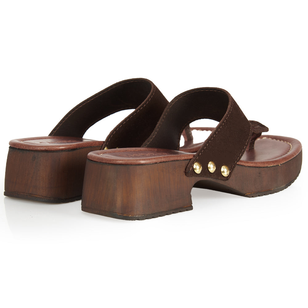 Tongs compensées en daim marron foncé