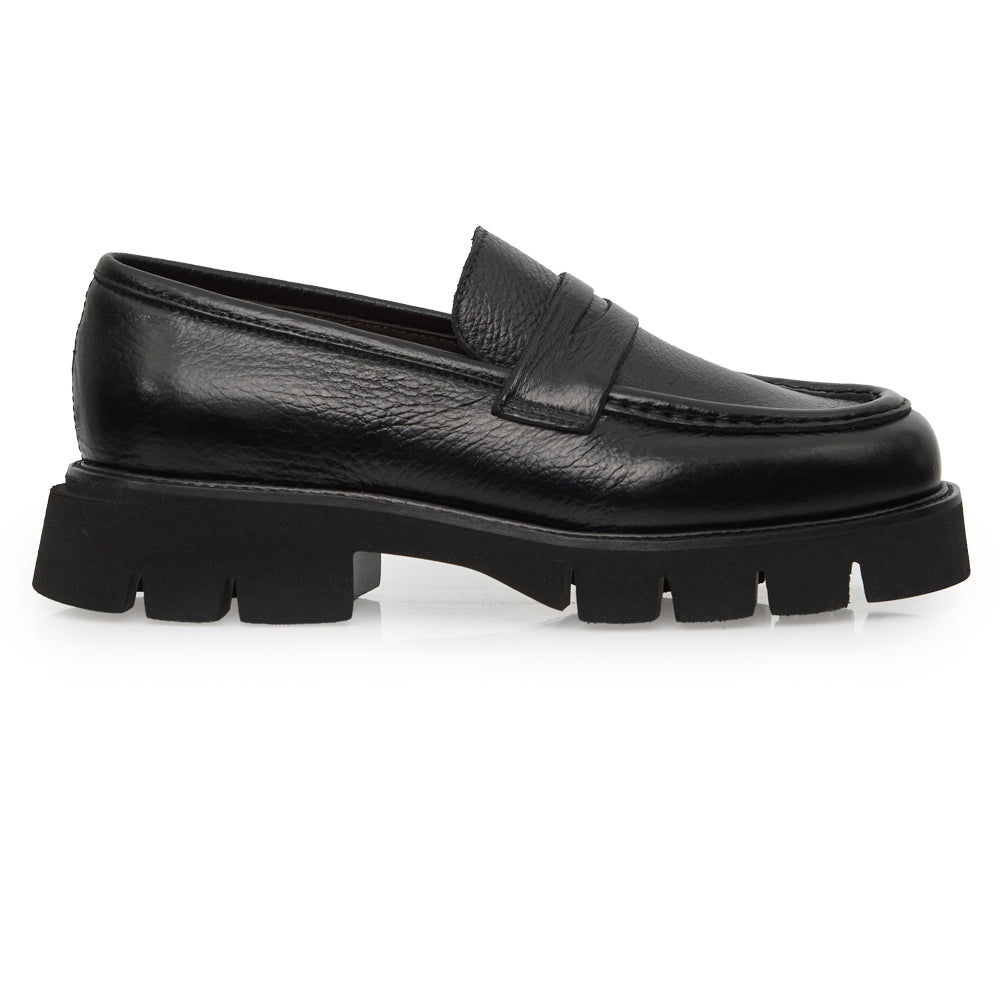 Mocassino Penny Loafer in Pelle Martellata Nera con Suola Chunky Lug