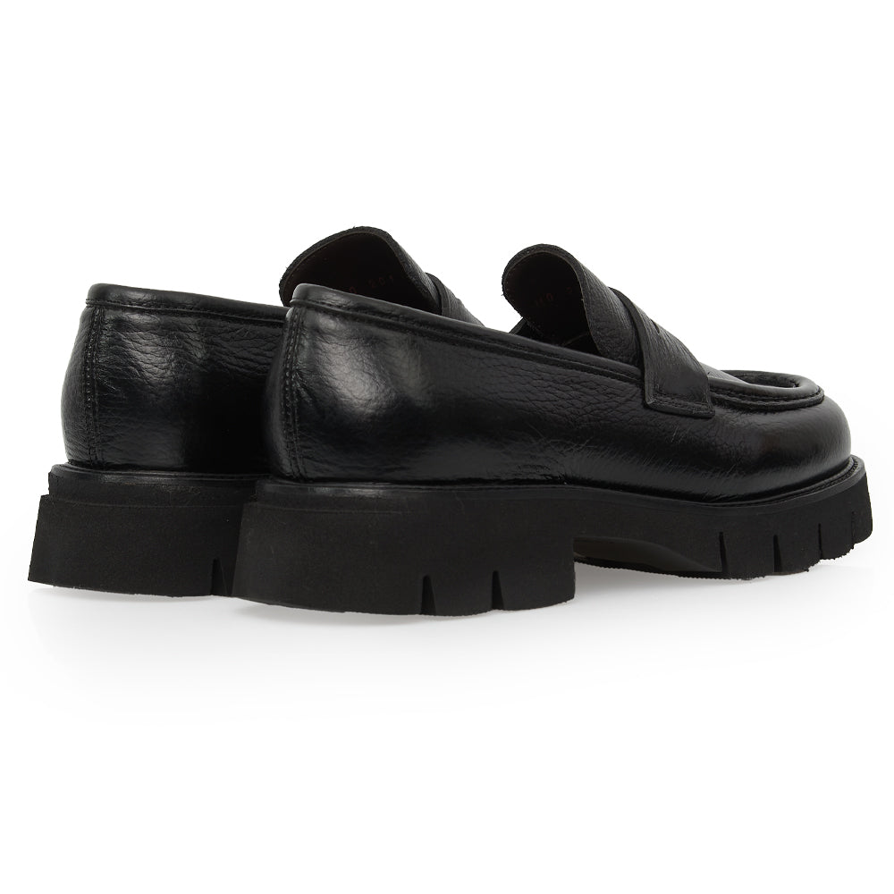 Mocassino Penny Loafer in Pelle Martellata Nera con Suola Chunky Lug