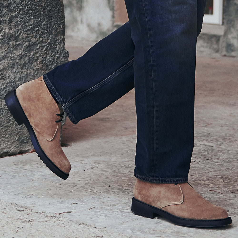 Polacchino Chukka Boot in Camoscio Taupe con Suola Roccia