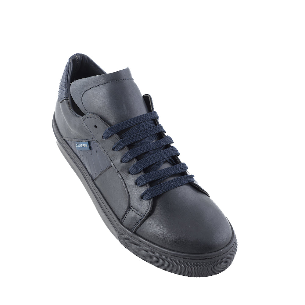 Sneakers in pelle nera con inserti blu