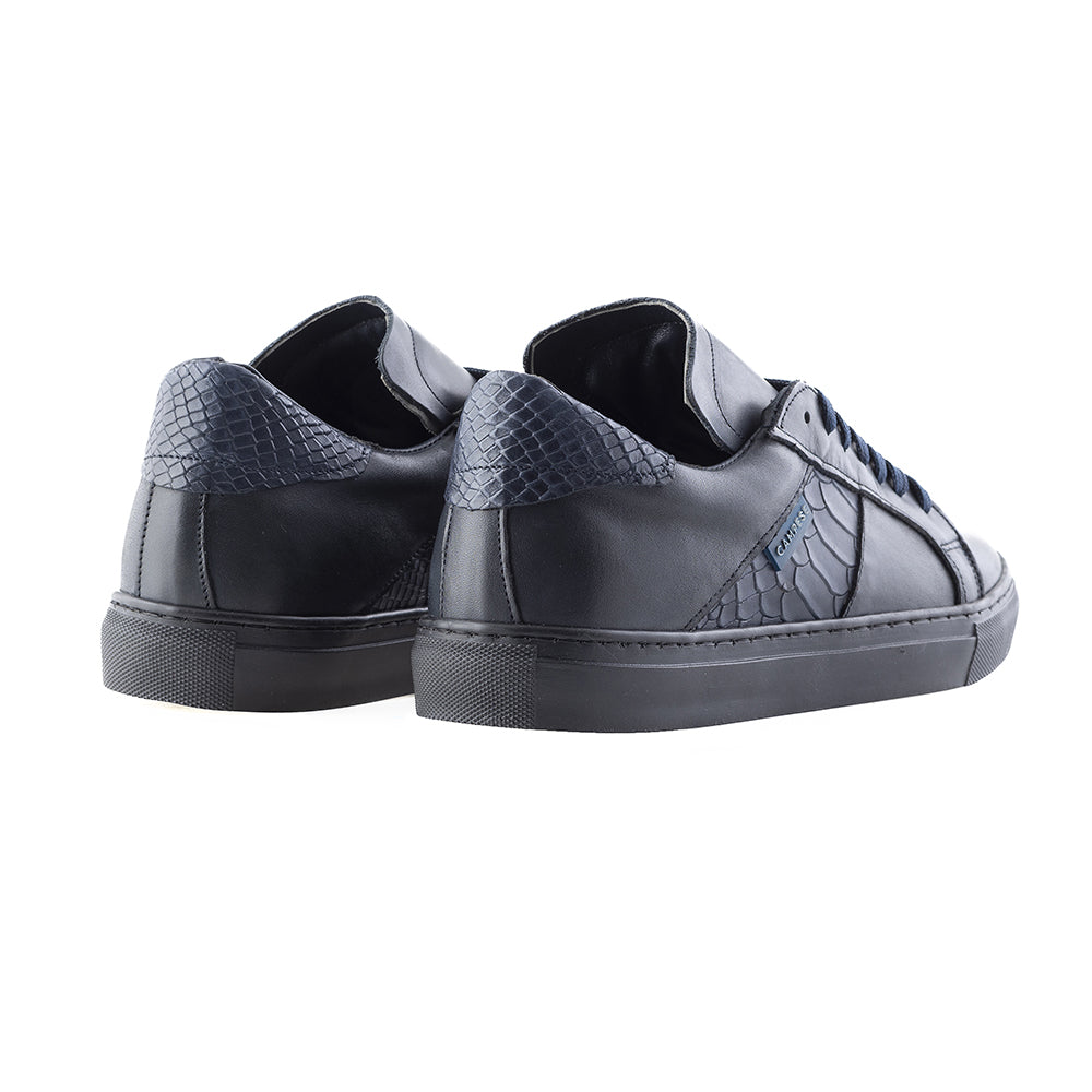 Sneakers in pelle nera con inserti blu