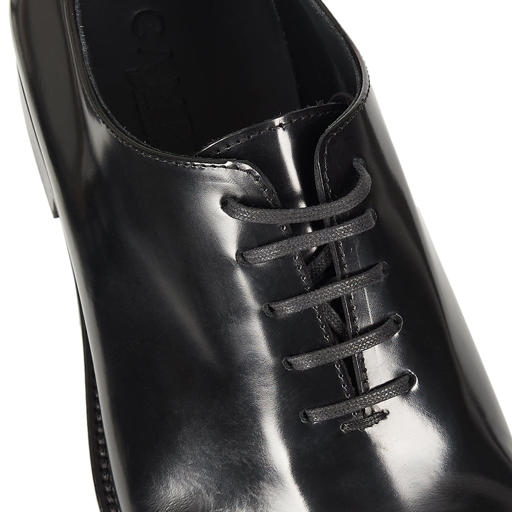 Elegant Richelieu in black brushed leather