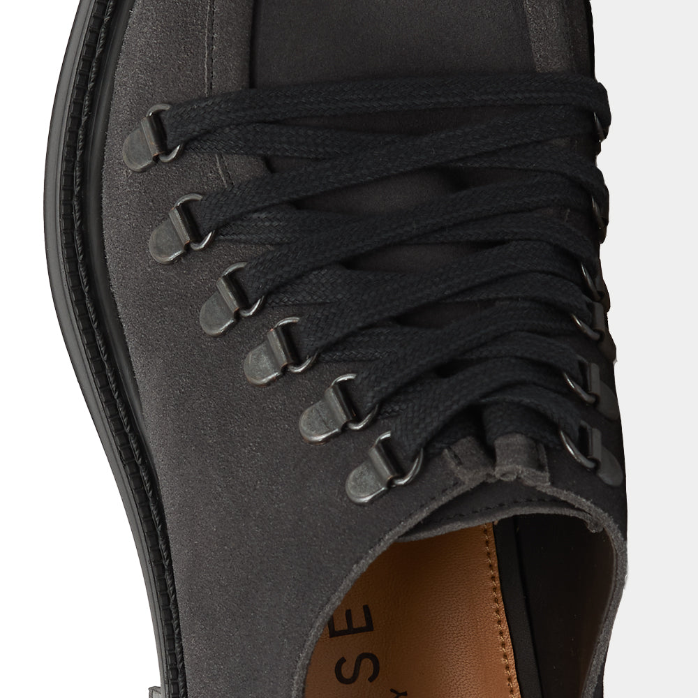 Scarpa Stringata Sportiva in Camoscio Grigio Antracite con Suola Roccia