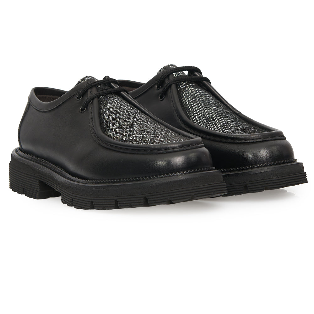 Scarpa stringata tirolese in pelle nera, camoscio argento e Suola Lug