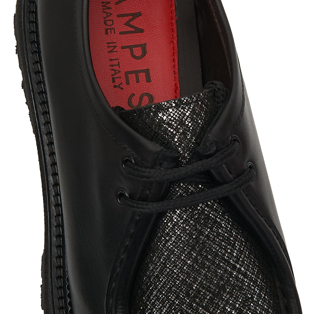 Scarpa stringata tirolese in pelle nera, camoscio argento e Suola Lug