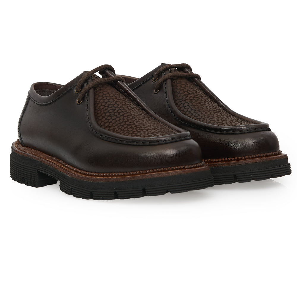 Scarpa Stringata Tirolese in Pelle Testa di Moro con Vaschetta Texture a Micro-Pois e Suola Lug