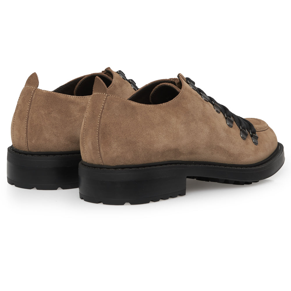 Scarpa Stringata Sportiva in Camoscio taupe con Suola Roccia