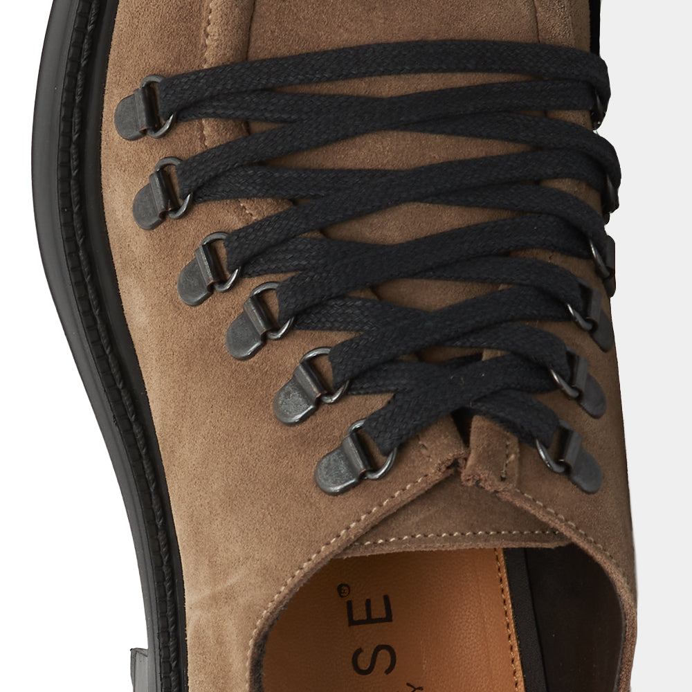 Scarpa Stringata Sportiva in Camoscio taupe con Suola Roccia
