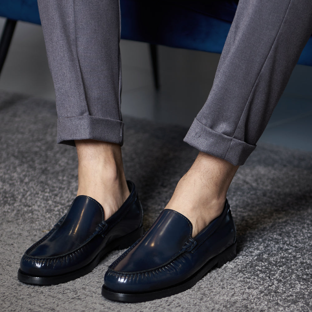 Mocassino classico blu con cuciture a mano