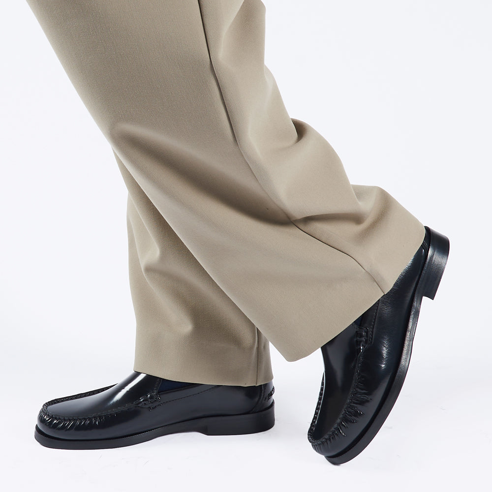 Mocassino classico nero con cucitura a mano