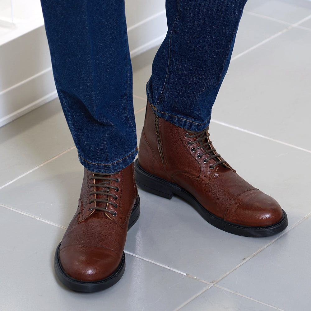 Leather lace-up ankle boot with laces and zip