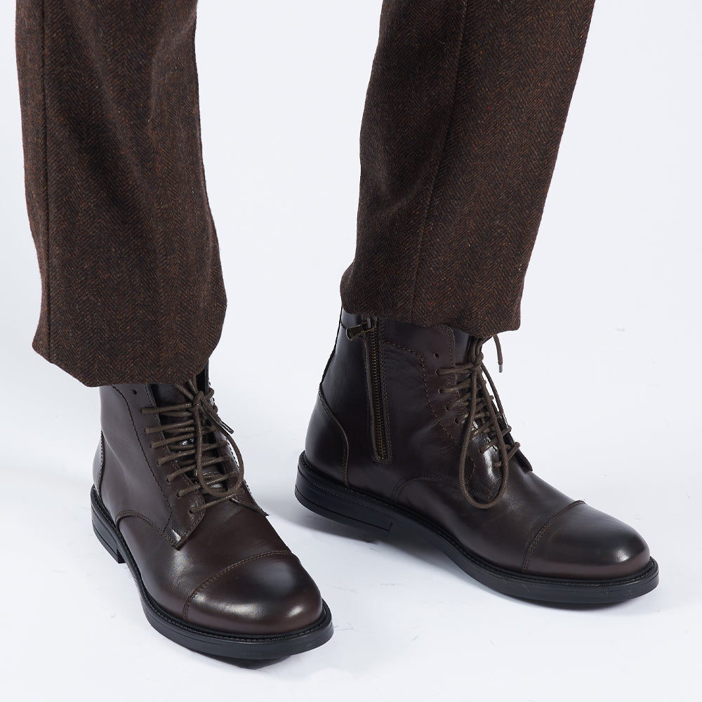 Stivaletto in pelle con allaccio e cerniera