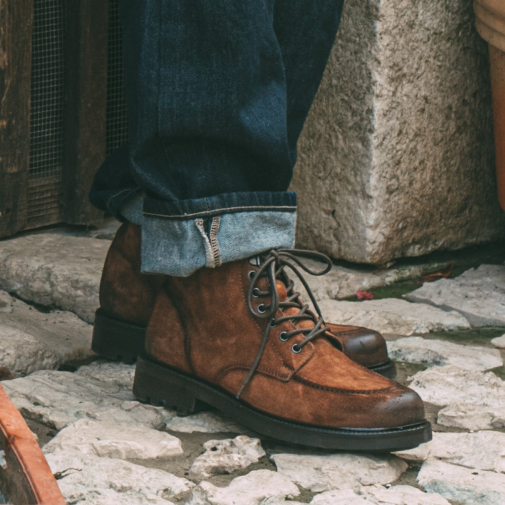 Stivaletto stringato in camoscio cuoio